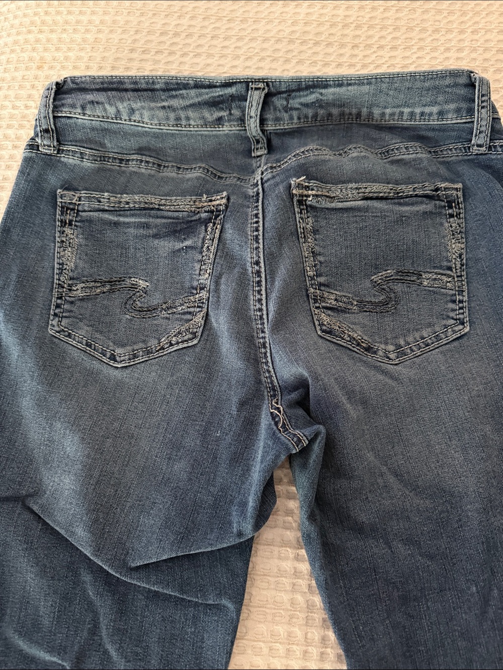 Silver Jeans Men’s Medium Blue Straight Leg Denim with Back Pocket Stitching